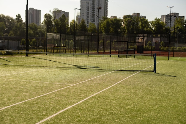 Cancha de tenis vacía Antena