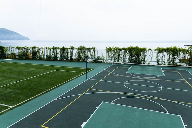 Cancha de voleibol al aire libre con red por las mañanas junto al mar.