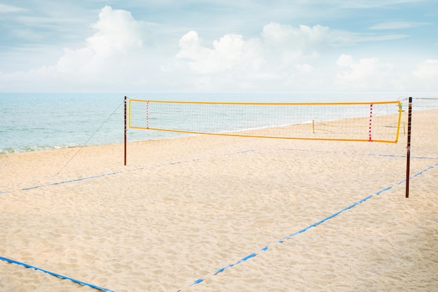 La cancha de voleibol de playa de mar de verano