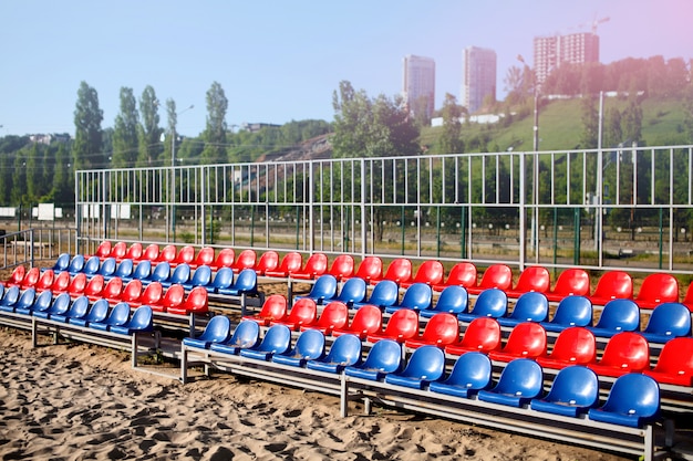 Cancha de voleibol vacía en la playa