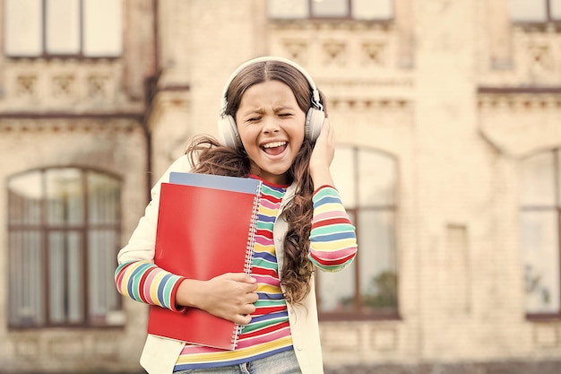 Esta canción es una celebración de la alegría Una niña feliz cantando su canción favorita Un niño pequeño disfruta de la canción de la escuela sonando en los auriculares Nueva canción y nuevas emociones