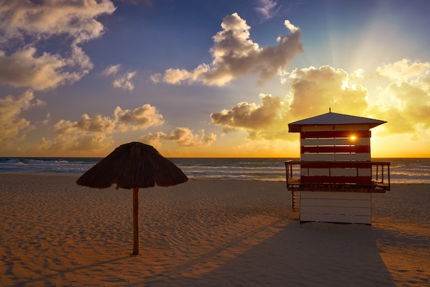 Cancún amanecer en la playa de Delfines México