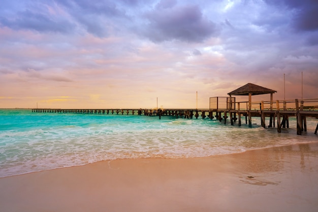 Cancun caracol beach sunset no méxico