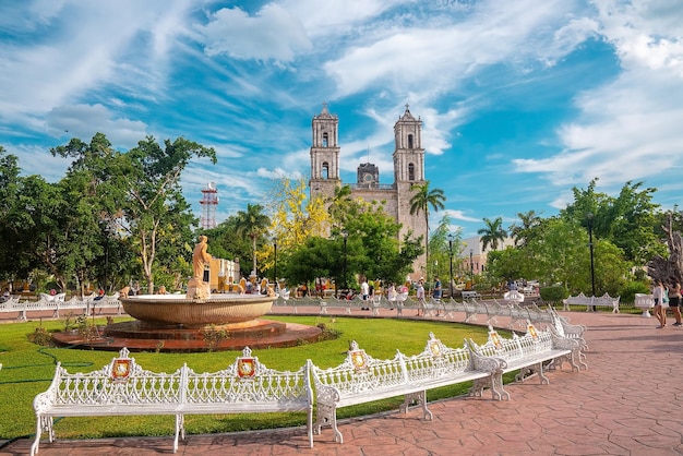 Cancun, Mexico. 30. Mai 2021. Fußweg inmitten von Garten und Brunnen mit der Kirche San Servacio in Valladolild