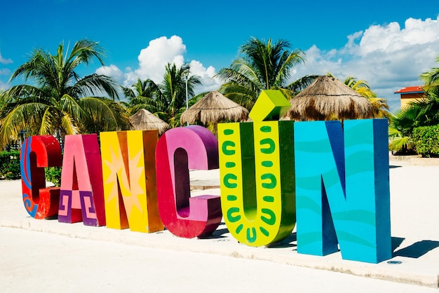 Cancun Quintana Roo Mexiko dezember 2019 Cancun buntes Schild am blauen Ozean im karibischen Touristenort