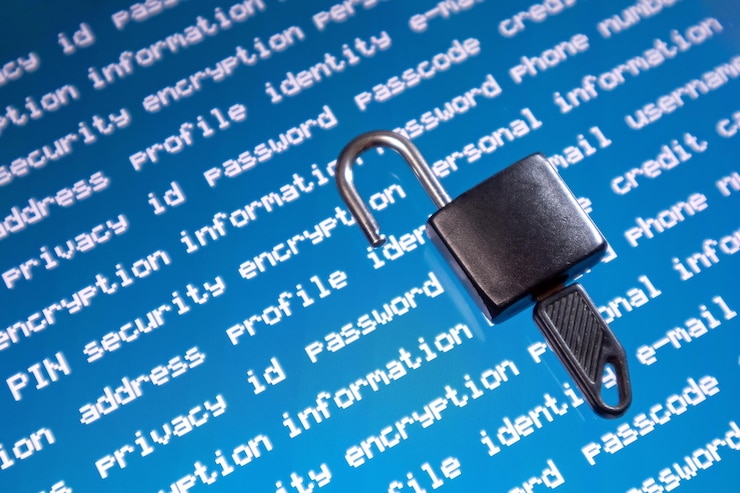 Foto un candado abierto en una pantalla digital fugas de información y concepto de sistema de seguridad hackeado
