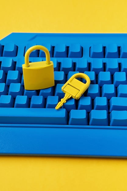 Foto candado amarillo y tecla y teclado azul