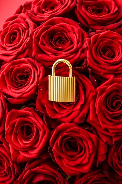 Candado de amor para la tarjeta del Día de San Valentín candado dorado y ramo de rosas de lujo sobre fondo rojo