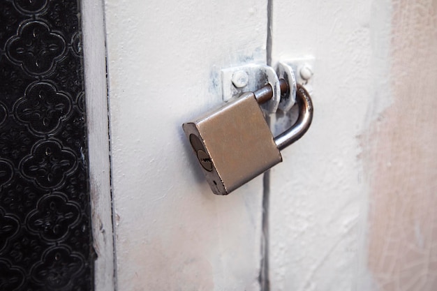 candado de cadena colgado en la puerta