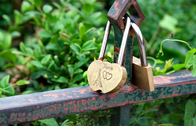 Candado y corazón como símbolo de amor con texto sobre el amor en París