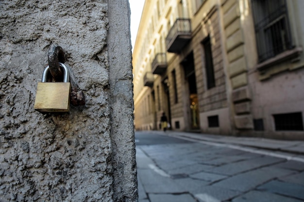 Foto el candado dorado en la pared