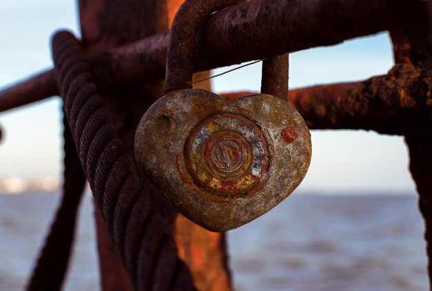 Candado en forma de corazón. En el centro, el número 43 es importante para los enamorados. Todo está oxidado. Foto de alta calidad