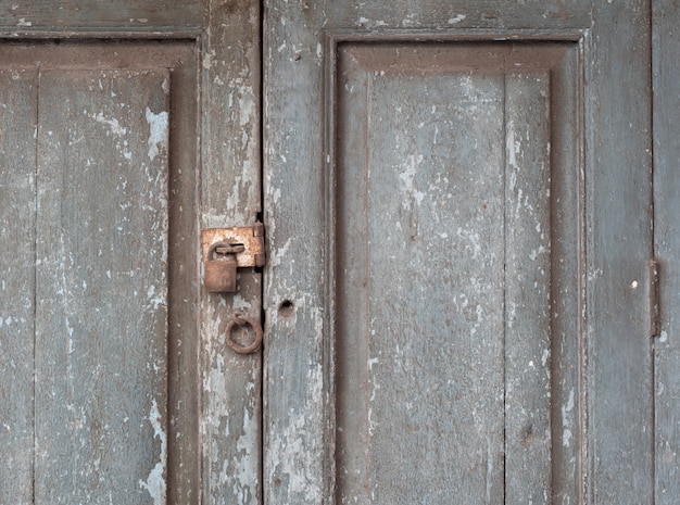 Candado de hierro oxidado en la puerta vieja