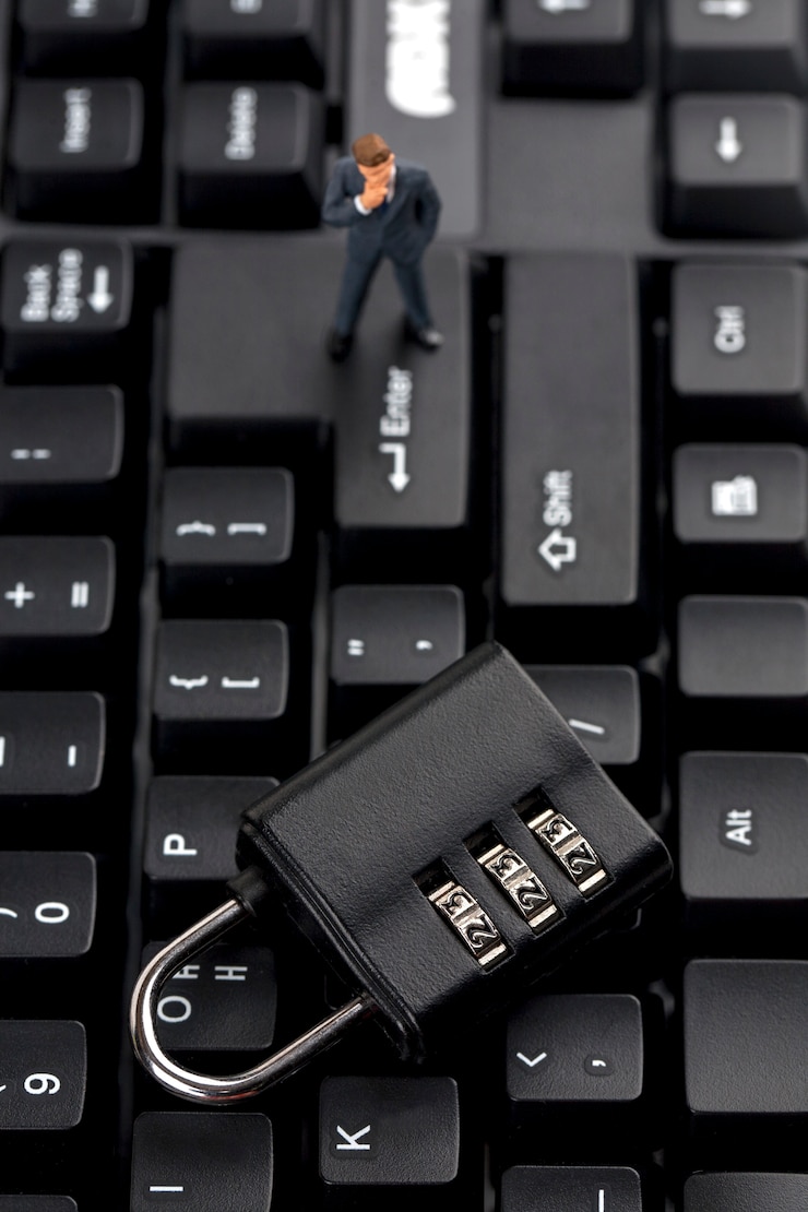 Foto candado con hombre encima del teclado