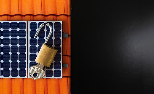 Candado con llave en panel solar fotovoltaico en negro