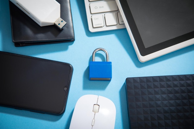 Candado con un mouse de teclado de tableta y otro dispositivo Seguridad de Internet y tecnología