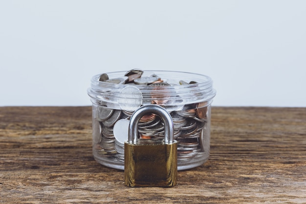 Candado de oro y metal y monedas llenas con jarra. Ahorre dinero concepto y para financiero
