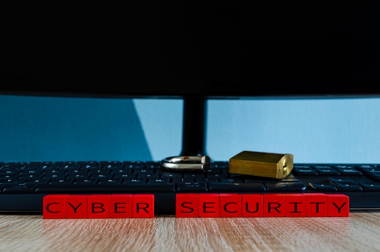 Foto candado roto en el teclado de la computadora como concepto de spyware, violación de seguridad de troyanos o robo de datos