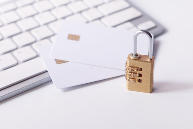 Candado en la tarjeta de crédito, concepto de seguridad de la información de privacidad de datos de Internet
