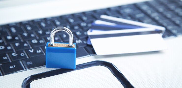 Foto candado y tarjetas de crédito en el teclado de la computadora. seguridad de la tarjeta de crédito