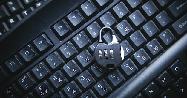 Candado y teclado de computadora. Seguridad