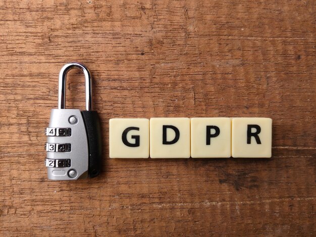 Candado de vista superior y palabra de juguetes con texto GDPR sobre fondo de madera