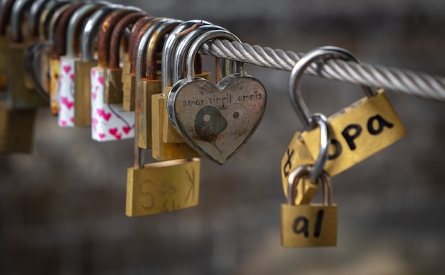 Candados de amor en un cable en un puente