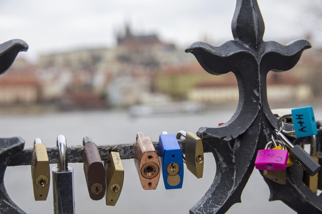 Candados de amor colgados en un puente en Praga República Checa