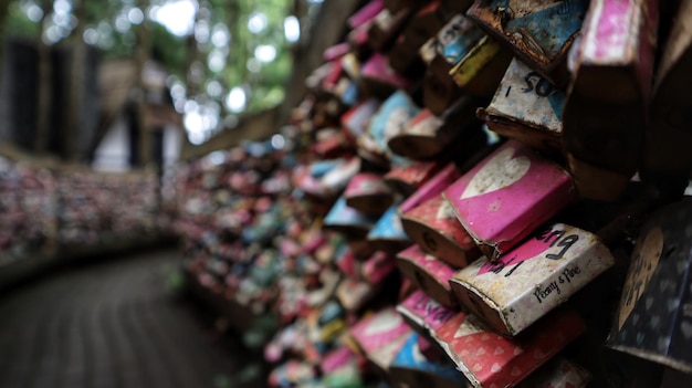 Candados de amor con el nombre de la pareja escrito en él colgando de una valla para expresar su amor mutuo