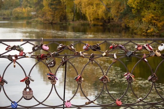 candados de boda colgados en la rejilla del puente