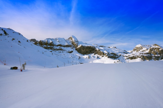 Foto candanchu esquí en huesca en pirineos españa