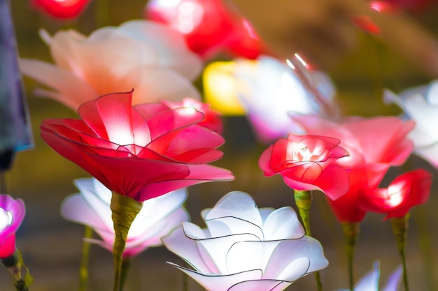 Candeeiro artificial em forma de flor, a adornar o chão e a acender a luz.