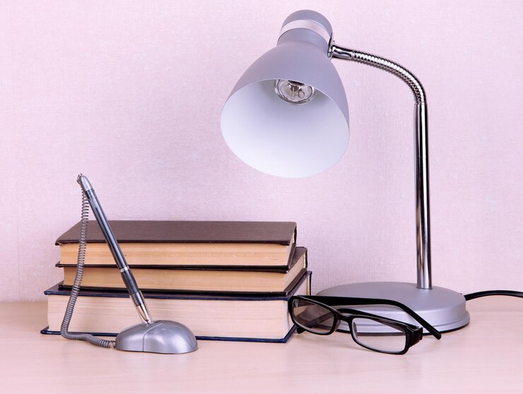 Foto candeeiro de mesa com livros na mesa no quarto
