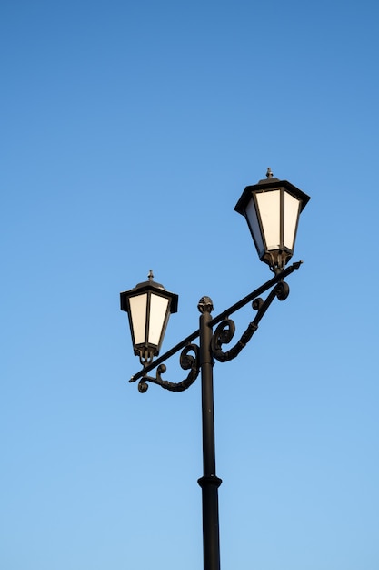 Candeeiro de rua vintage durante o dia, poste lanternas de lanterna no parque com céu e nuvens