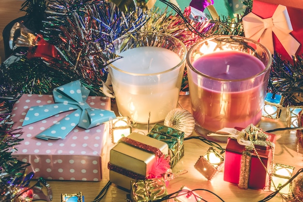 Candelabro y adornos navideños decoran en la noche de navidad. Feliz Navidad