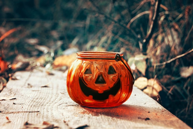 Foto candelabro de calabaza de halloween en el bosque de otoño laughing candlelight