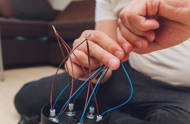 Candelabro com fios e ferramentas no chão preparação para instalação