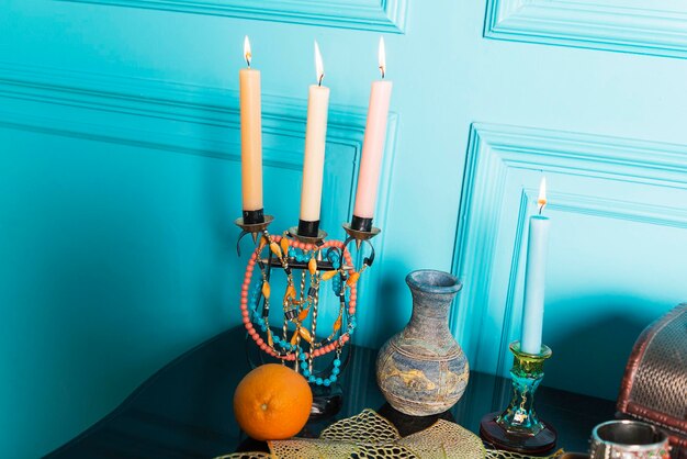 Un candelabro con una jarra está sobre la mesa.