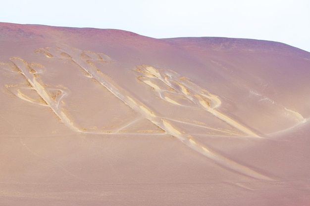 Candelabro Peru antigo desenho misterioso na areia do deserto Parque Nacional de Paracas