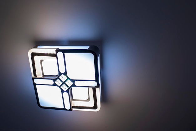 Candelabro de techo LED moderno con panel de control que ajusta el brillo de la iluminación en la tecnología de la habitación Temporizador de sueño