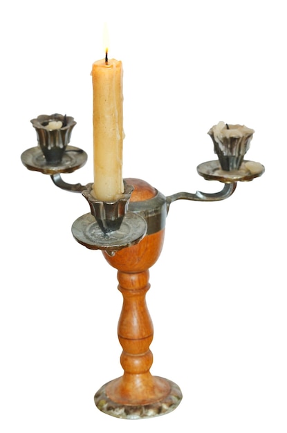 Candelabro triple con una vela encendida