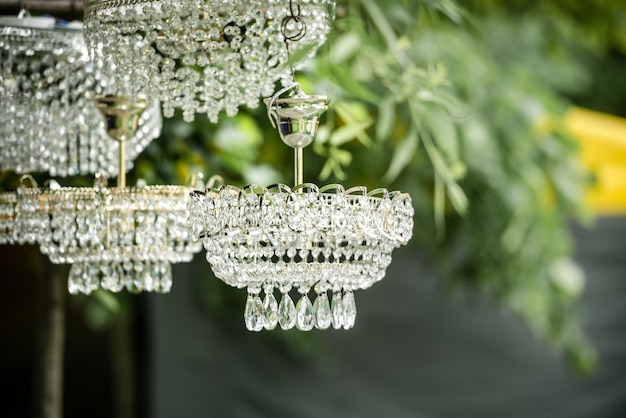 Candelabros de cristal a la venta en el mercado callejero