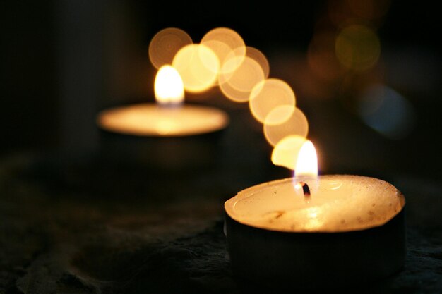 Candelas encendidas para el té en la mesa.