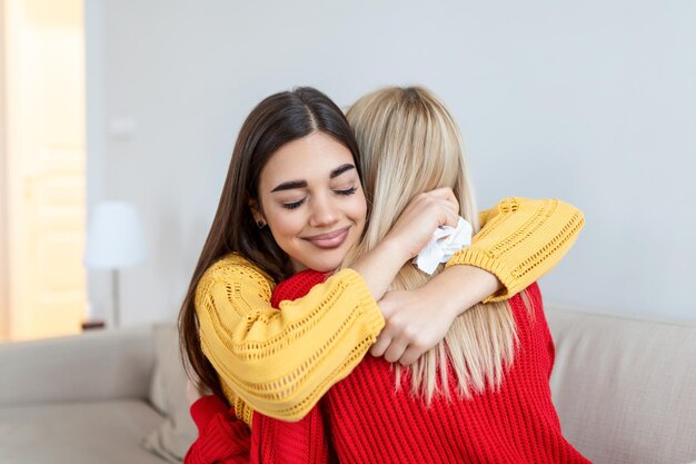 Foto candid diversas chicas mejores amigas abrazando de pie en el interior de cerca satisfecho mujeres cara disfrutar de momento tierno perdido contento de verse unos a otros después de larga separación amistad concepto de relaciones cálidas