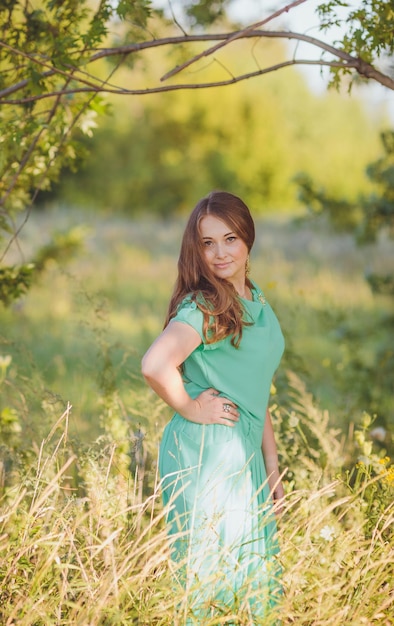 Candid saltando despreocupada mujer adorable en el campo