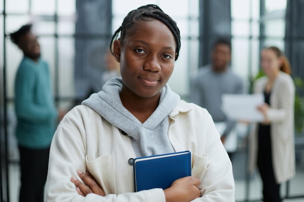 Candidata a emprego afro-americana, mantendo uma pasta com cv