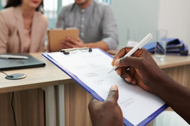 Candidato a emprego preenchendo o formulário de inscrição