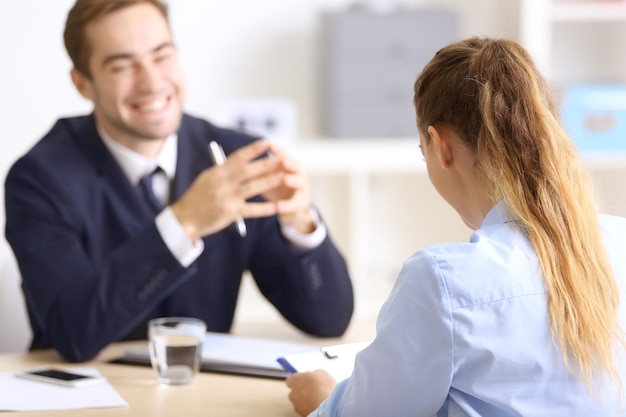 Candidato a emprego tendo entrevista no escritório