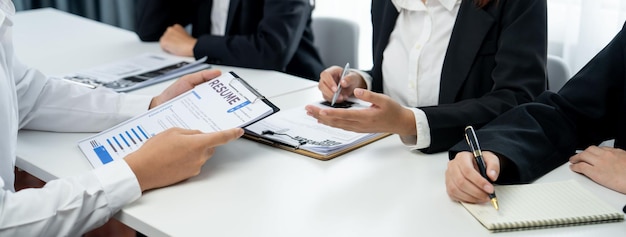 Candidato em entrevista de emprego com gerente de recursos humanos na mesa do escritório tendo conversa oratória para a pessoa pesquisada preencher vaga de contratação Candidato profissional a entrevista com especialista em RH