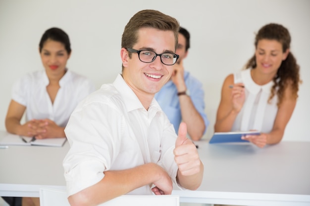 Candidato masculino gesticulando polegares para cima